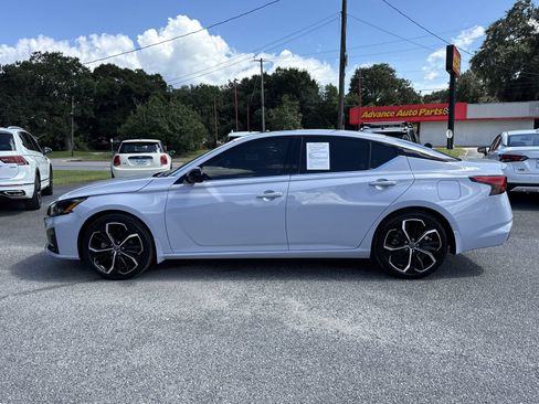 Used 2025 Nissan Altima 2.5 SR w/ SR Premium Package FWD image 2