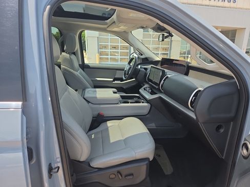 Used 2025 Ford Expedition Active AWD/4WD image 14