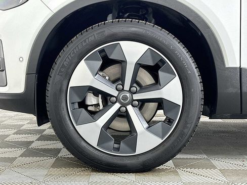 Used 2025 Volvo XC40 B5 Plus image 29