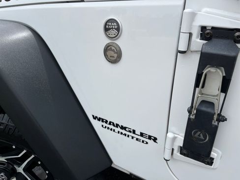 Used 2017 Jeep Wrangler Unlimited Rubicon w/ Connectivity Group image 24