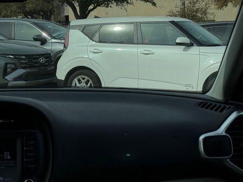 Used 2025 Kia Soul LX w/ LX Technology Package image 35