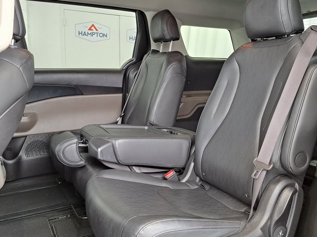 Used 2025 Kia Carnival FWD image 24