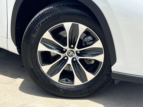 Used 2025 Toyota Highlander XLE FWD image 2