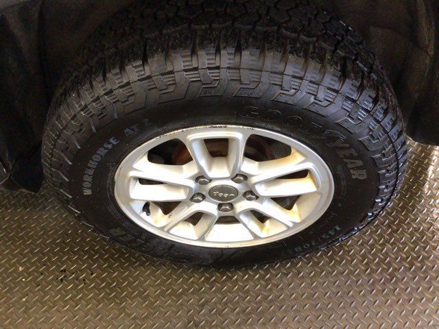 Used 2019 Jeep Grand Cherokee Laredo AWD/4WD image 27