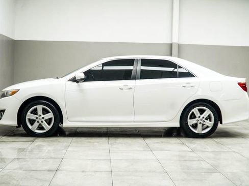 Used 2014 Toyota Camry SE image 9