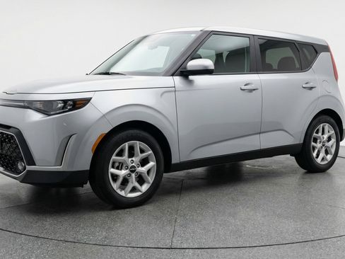 Used 2025 Kia Soul LX w/ LX Technology Package image 3