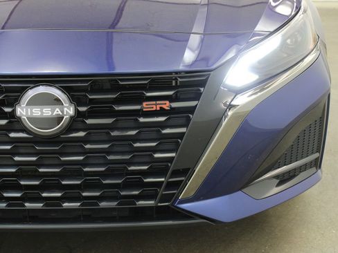 Used 2023 Nissan Altima 2.5 SR w/ SR Premium Package FWD image 7