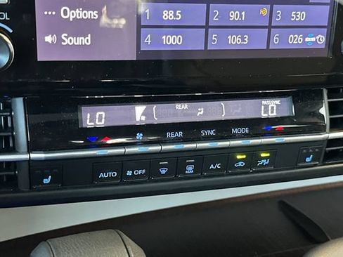Used 2023 Toyota Sienna XLE FWD image 21