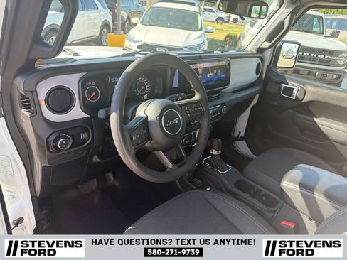 Used 2025 Jeep Gladiator Sport AWD/4WD image 17