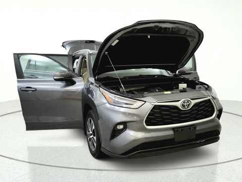 Used 2023 Toyota Highlander XLE AWD/4WD image 9