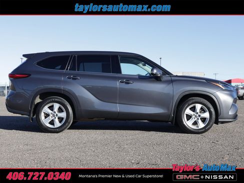 Used 2022 Toyota Highlander LE image 3
