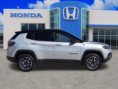 Used 2025 Jeep Compass Trailhawk AWD/4WD image 2