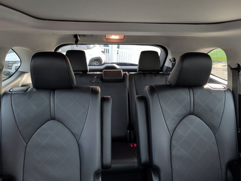 Used 2024 Toyota Highlander Platinum FWD image 33