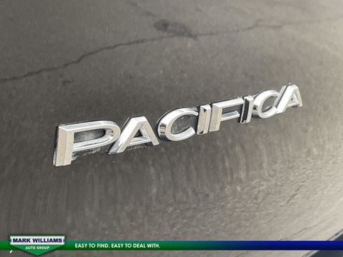 Used 2024 Chrysler Pacifica Touring-L image 9