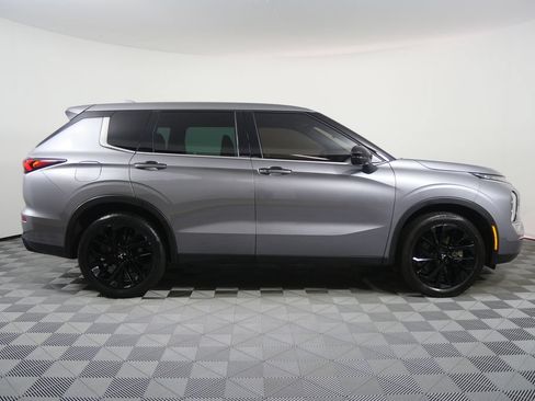 Used 2023 Mitsubishi Outlander SE Black Edition AWD/4WD image 2