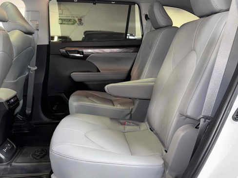Used 2023 Toyota Highlander Platinum image 42