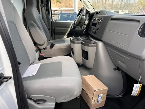 Used 2026 Ford E-450 and Econoline 450 Super Duty w/ Interior Upgrade Package image 10
