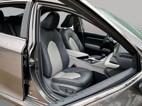 Used 2020 Toyota Camry XLE FWD image 9