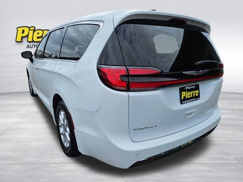 Used 2023 Chrysler Pacifica Touring-L FWD image 4