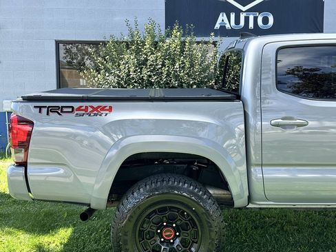 Used 2018 Toyota Tacoma TRD Sport AWD/4WD image 6