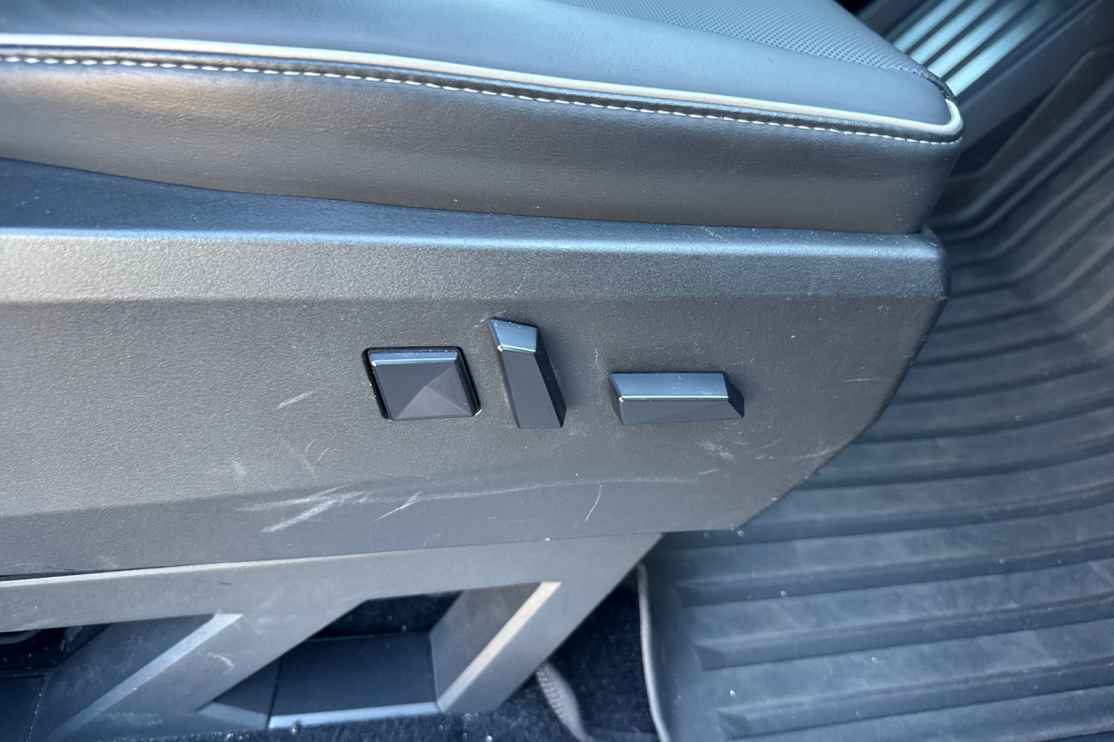 Used 2024 Tesla Cybertruck AWD Crew Cab image 19
