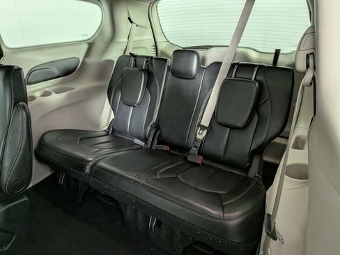 Used 2023 Chrysler Pacifica Touring-L FWD image 25
