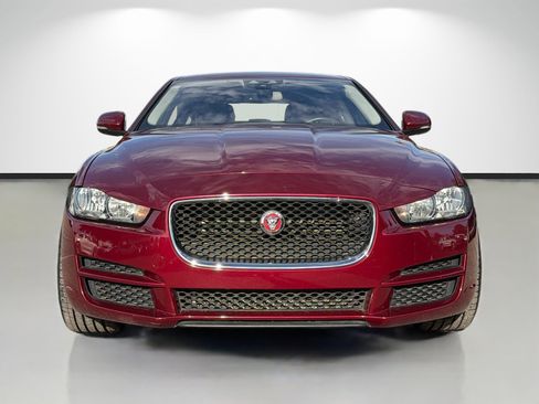 Used 2017 Jaguar XE image 8