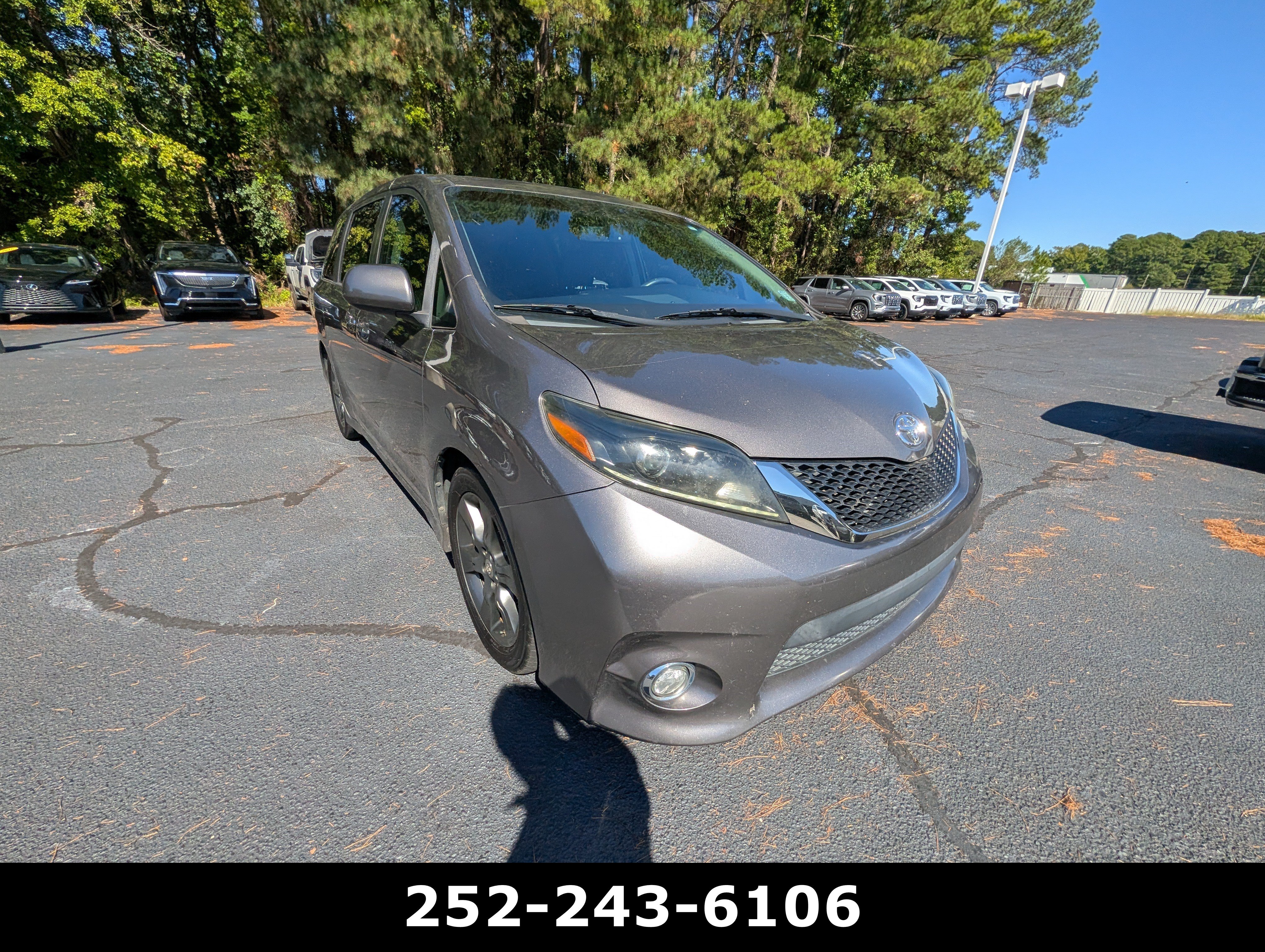 Used 2016 Toyota Sienna SE Premium FWD image 3