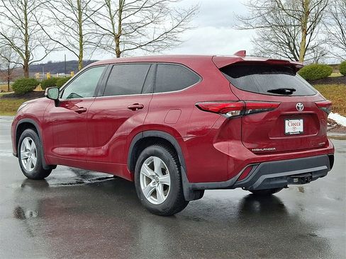 Used 2021 Toyota Highlander LE image 6