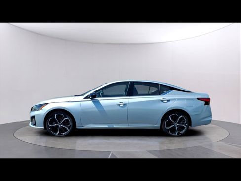 Used 2025 Nissan Altima 2.5 SR FWD image 2