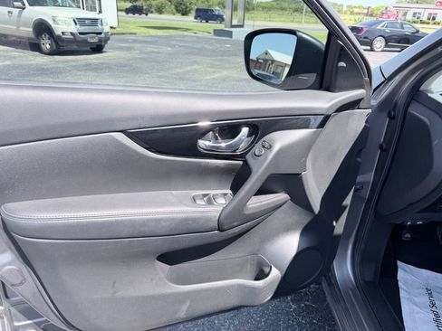 Used 2020 Nissan Rogue Sport SV FWD image 16