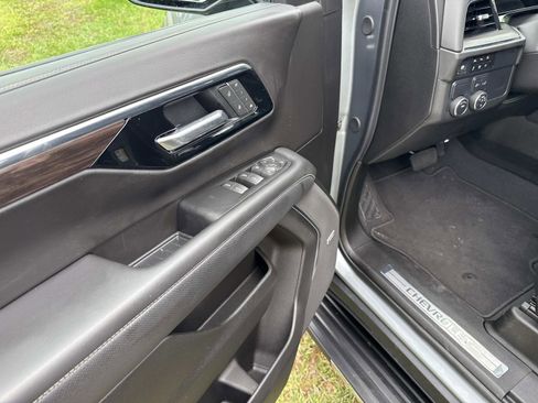 Used 2025 Chevrolet Suburban Premier RWD image 20