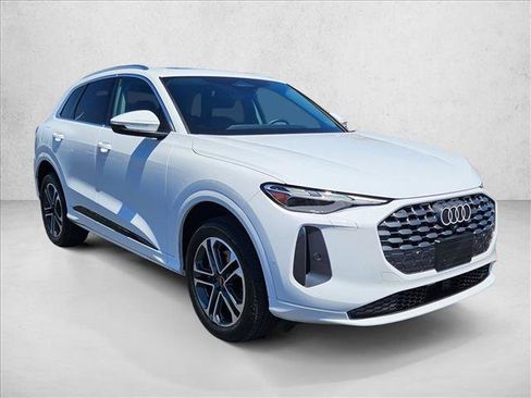 Certified 2025 Audi Q5 Premium w/ Convenience Package AWD/4WD image 3