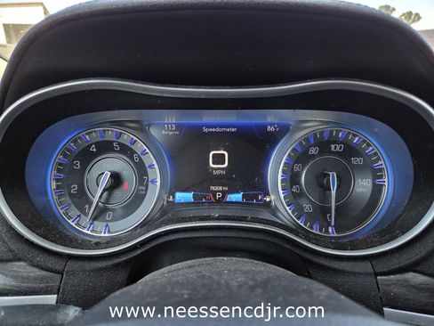 Used 2017 Chrysler 300 Limited image 10