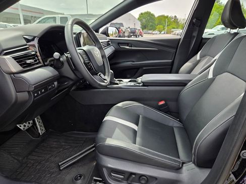 Used 2025 Toyota Camry SE w/ Convenience Package image 5