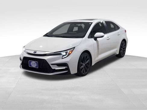 Used 2023 Toyota Corolla SE w/ SE Package image 16