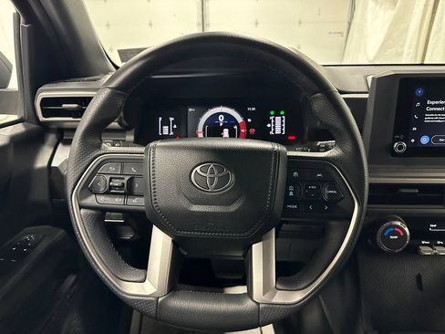 Used 2025 Toyota 4Runner SR5 AWD/4WD image 18