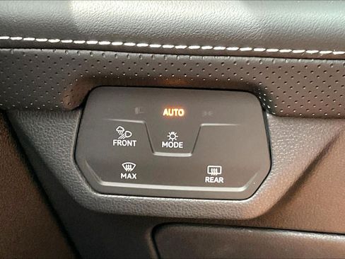 Used 2024 Volkswagen Atlas SE FWD image 32