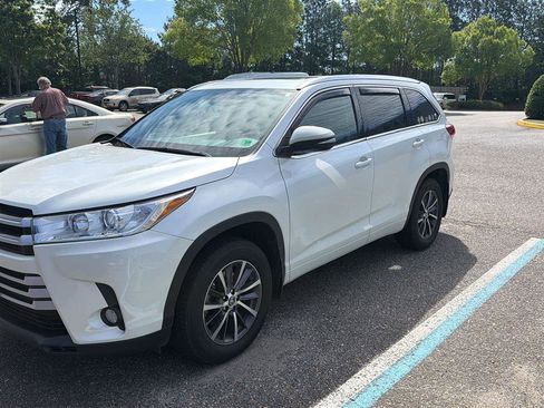 Used 2017 Toyota Highlander SE AWD/4WD image 1