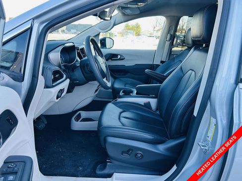 Used 2024 Chrysler Pacifica Touring-L image 3