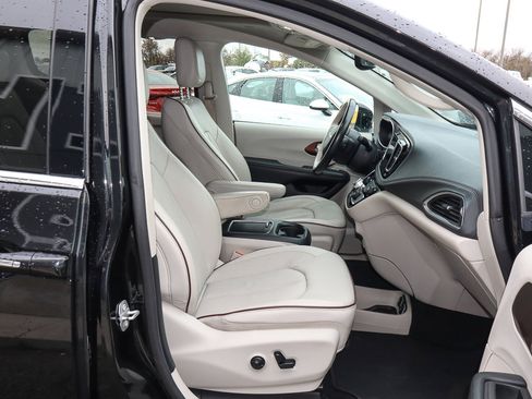 Used 2020 Chrysler Pacifica Limited image 31
