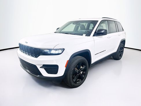 Used 2023 Jeep Grand Cherokee Altitude AWD/4WD image 3