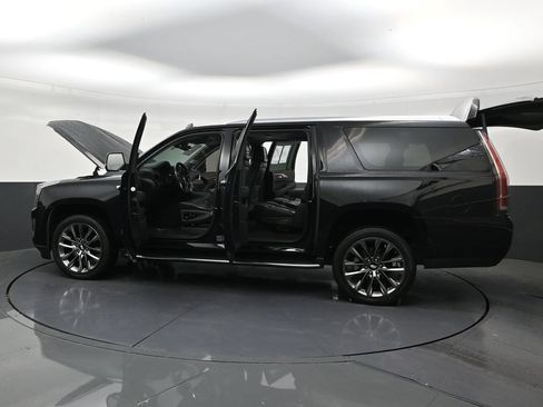 Used 2020 Cadillac Escalade ESV Luxury w/ Escalade Sport Edition RWD image 29