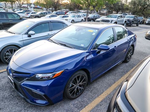 Used 2023 Toyota Camry SE w/ Convenience Package image 3