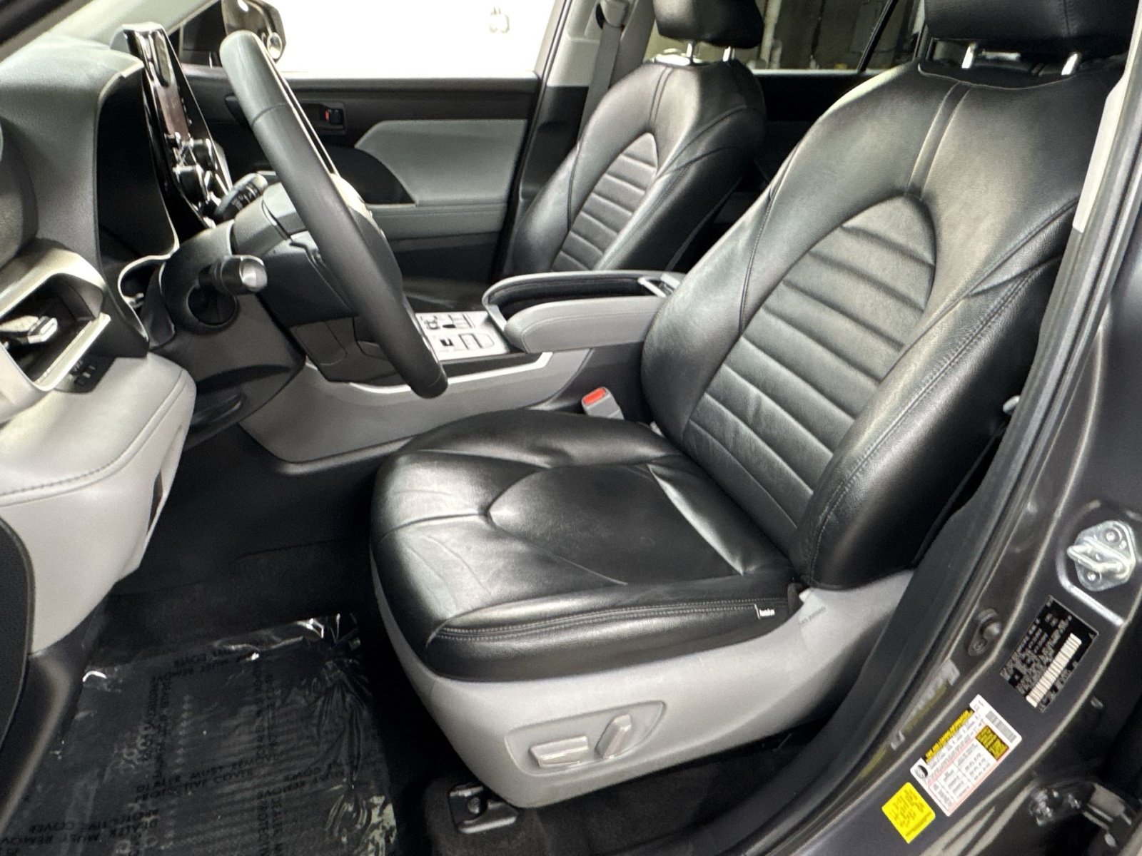 Used 2023 Toyota Highlander LE AWD/4WD image 14