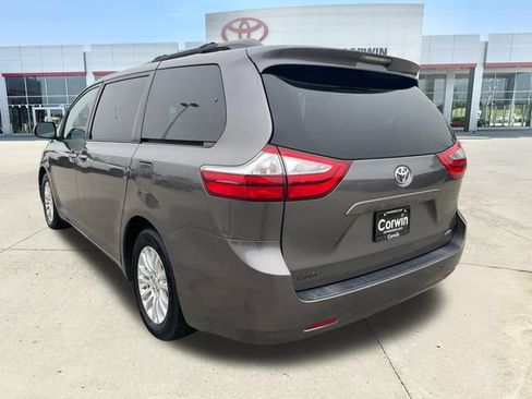 Used 2017 Toyota Sienna XLE FWD image 3