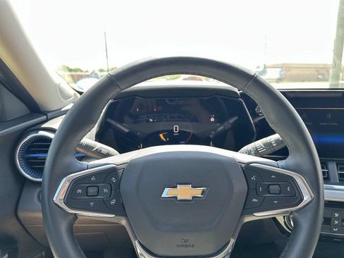 Used 2025 Chevrolet Trax LT w/ LT Convenience Package FWD image 24