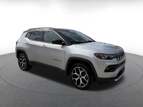 Used 2025 Jeep Compass Limited AWD/4WD image 2