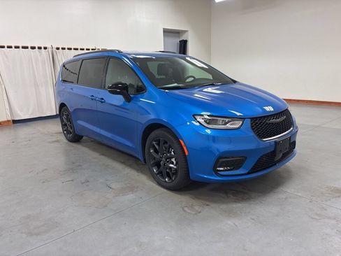 New 2026 Chrysler Pacifica Select w/ S Appearance Package FWD image 2