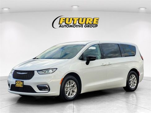 Used 2024 Chrysler Pacifica Touring-L image 5